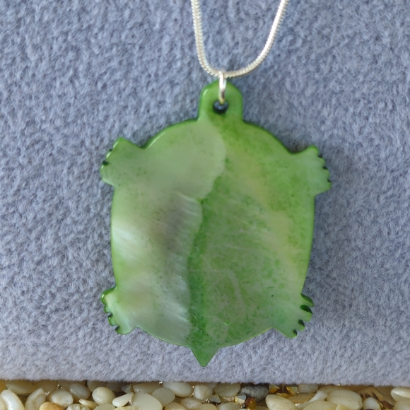 Shell Turtle Necklace - Picture 4 of 12